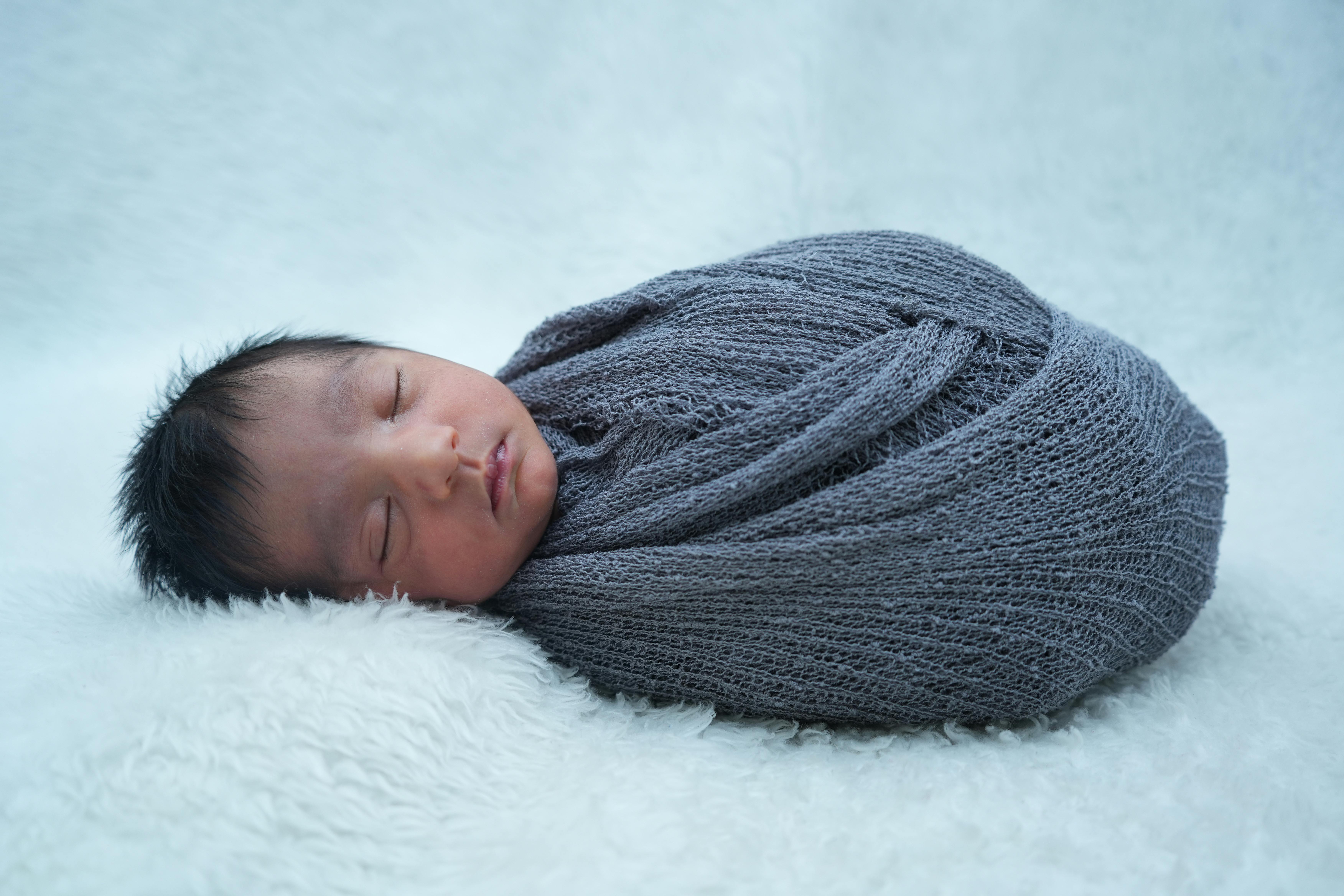 Couverture emmaillotage bébé : tout ce que vous devez savoir