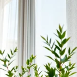 Zainstalowane moskitiery na wymiar w nowoczesnym wnętrzu, oferujące ochronę i komfort.